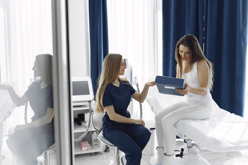 Klinika Chirurgii Plastycznej a Gabinet Medycyny Estetycznej: Anatomia różnic. Gdzie kończy się zabieg, a zaczyna operacja?